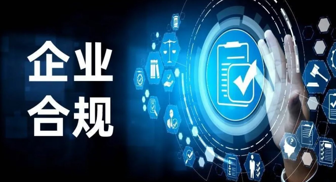 一个人拿着手机对比两份开户费率截图