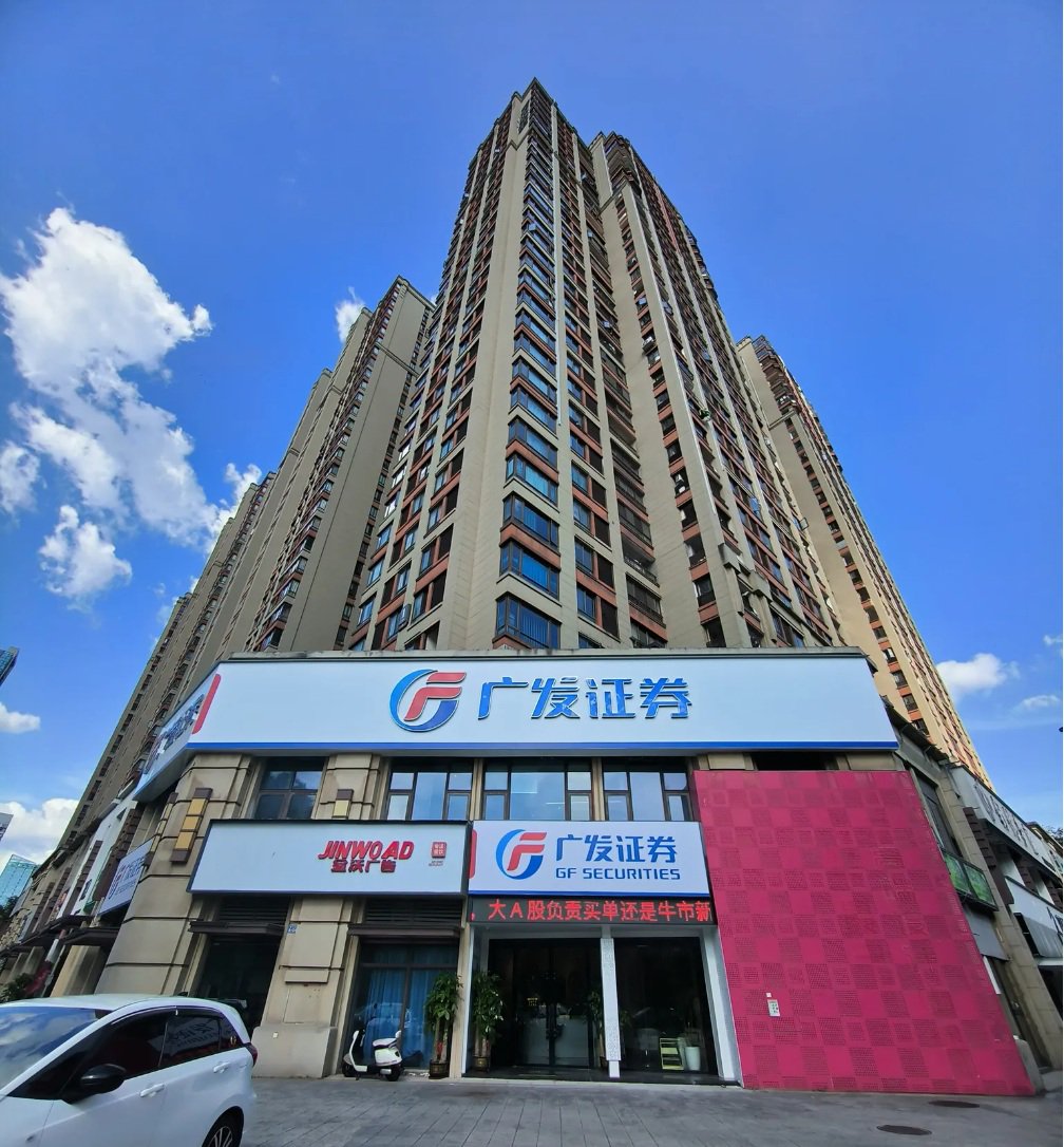 高速公路汽车飞驰场景