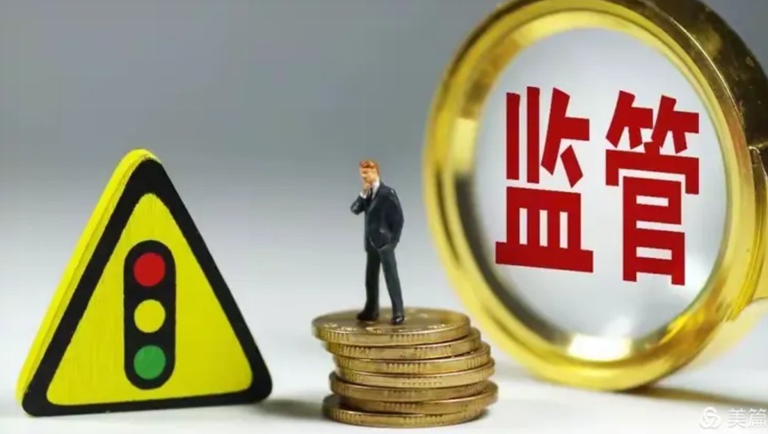 一位中年人在电脑前查看持仓分红记录